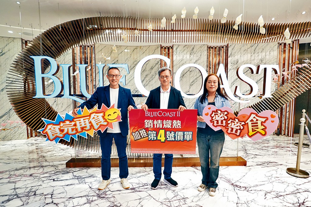 長實趙國雄(中)表示,預期樓市可平穩發展,因此黃竹坑站Blue Coast II趁勢「食完再食」。左為郭子威,右為楊桂玲。