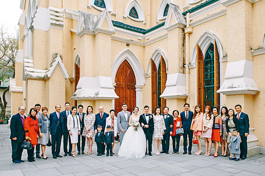 婚礼当日，Kenneth的婆婆潘孙丝娜、舅父潘迪生、姨丈李国宝夫妇、表姨丈李国章等重量级人马齐到贺。
