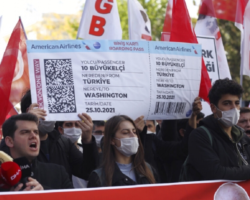 土耳其首都安卡拉周一有民眾到美國駐土耳其大使館示威，抗議多個干涉土耳其的內政。 （美聯社）