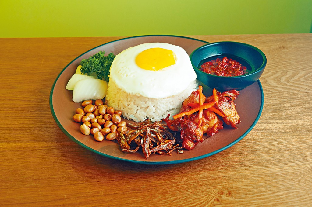 椰漿飯（亞洲香味屋），飯粒沾滿椰子的獨特香氣，配半熟煎蛋、鹹魚仔、脆花生及辣雞塊同吃更滋味。