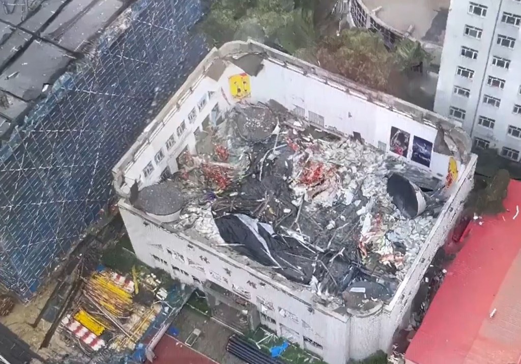 網上相片所見，體育館樓頂完全倒塌。(微博)
