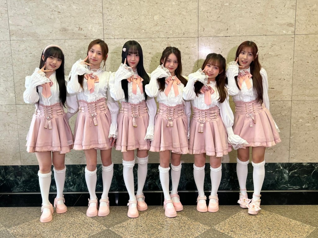 「IdG Sundae 」左起︰圈圈(陳雅暄)、Renee(潘心悅)、Hazel(李依諾)、Melanie(黃可盈)、Helen(單愷朗) 、Sharon(吳綺琳)。 「IdG Sundae 」左起︰圈圈(陳雅暄)、Renee(潘心悅)、Hazel(李依諾)、Melanie(黃可盈)、Helen(單愷朗) 、Sharon(吳綺琳)。