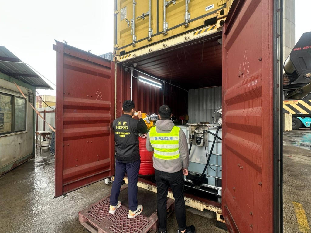 警方聯同消防處共檢獲約2.1萬公升懷疑柴油，市值約59萬元。