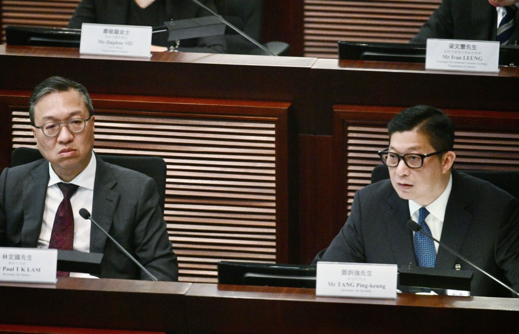 去年5月,律政司司長林定國(左)和保安局局長鄧炳強(右)出席聯席會議。資料圖片 去年5月,律政司司長林定國(左)和保安局局長鄧炳強(右)出席聯席會議。資料圖片