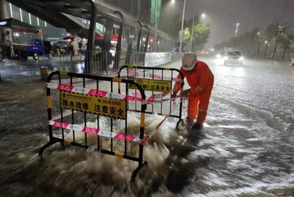 深圳多區出現嚴重水浸，各部門人員協力處理。（深圳衞視深視新聞）