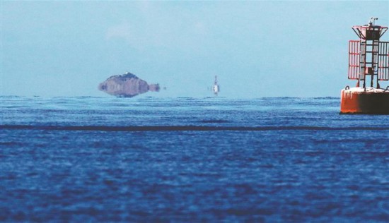 大鵬灣海面南側出現了一個魚形的海島影像。網圖