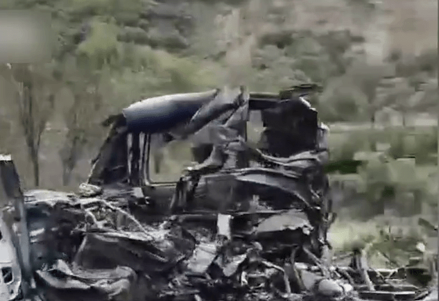 涉事運油車爆炸後,車頭嚴重燒毀。 涉事運油車爆炸後,車頭嚴重燒毀。