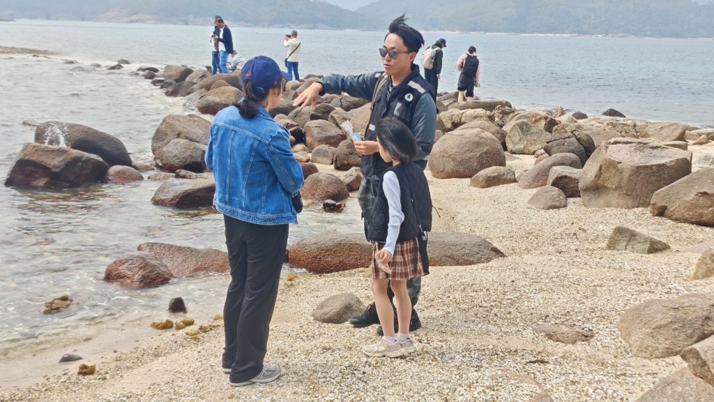 農曆新年黃金周期間，漁護署人員在橋咀洲向遊人推廣海洋保育信息。漁護署fb圖片