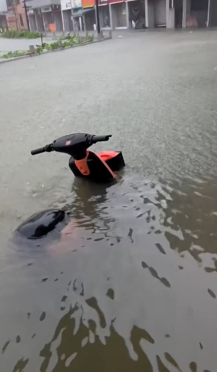 廣東多地暴雨，汕尾陸豐有觀測站錄逾400毫米雨量，惠來縣有多艘船被沖走。  