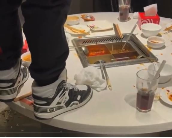 其中一名在海底撈火鍋小便的少年，與父母登報道歉。