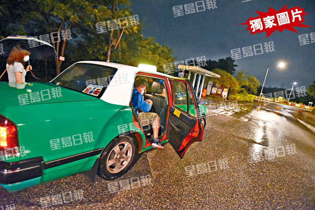 涉嫌詐騙的姓霍救護員昨深夜獲准保釋離開打鼓嶺警署。
