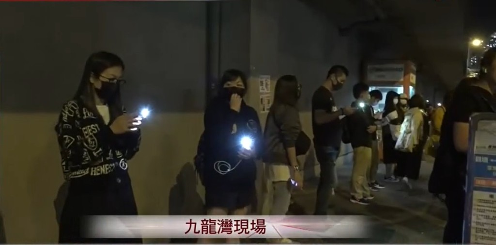 九龍灣有人組成人鏈。港台電視截圖