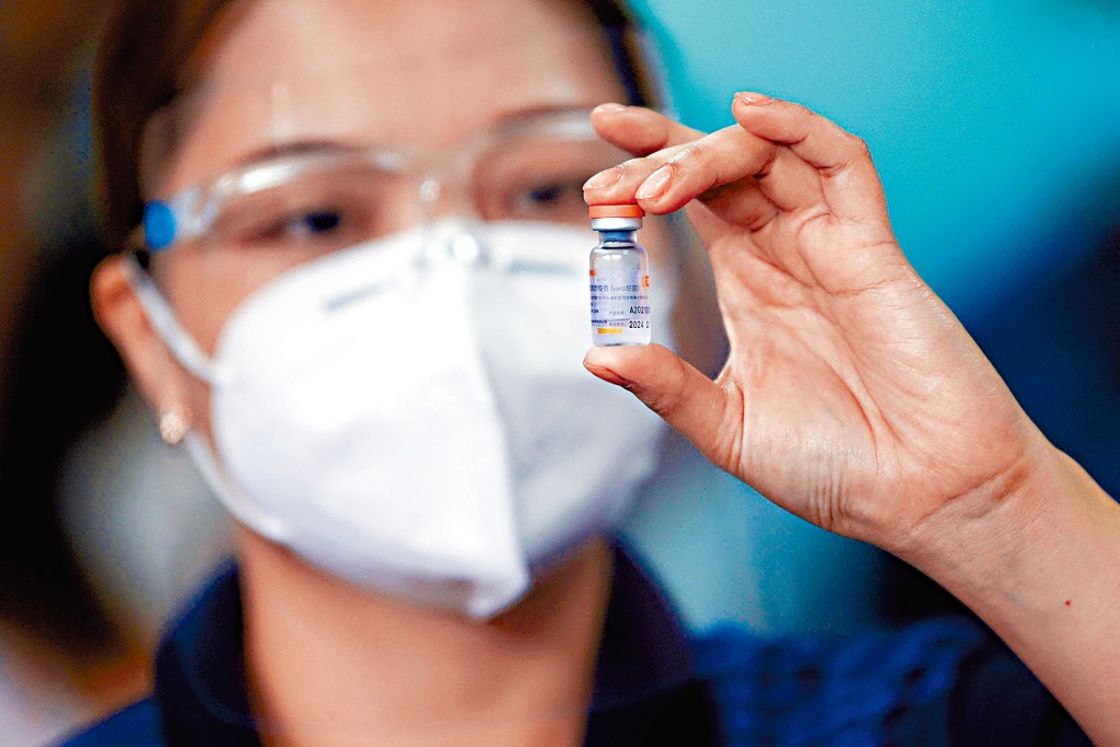 馬尼拉醫護2021年展示科興疫苗。
