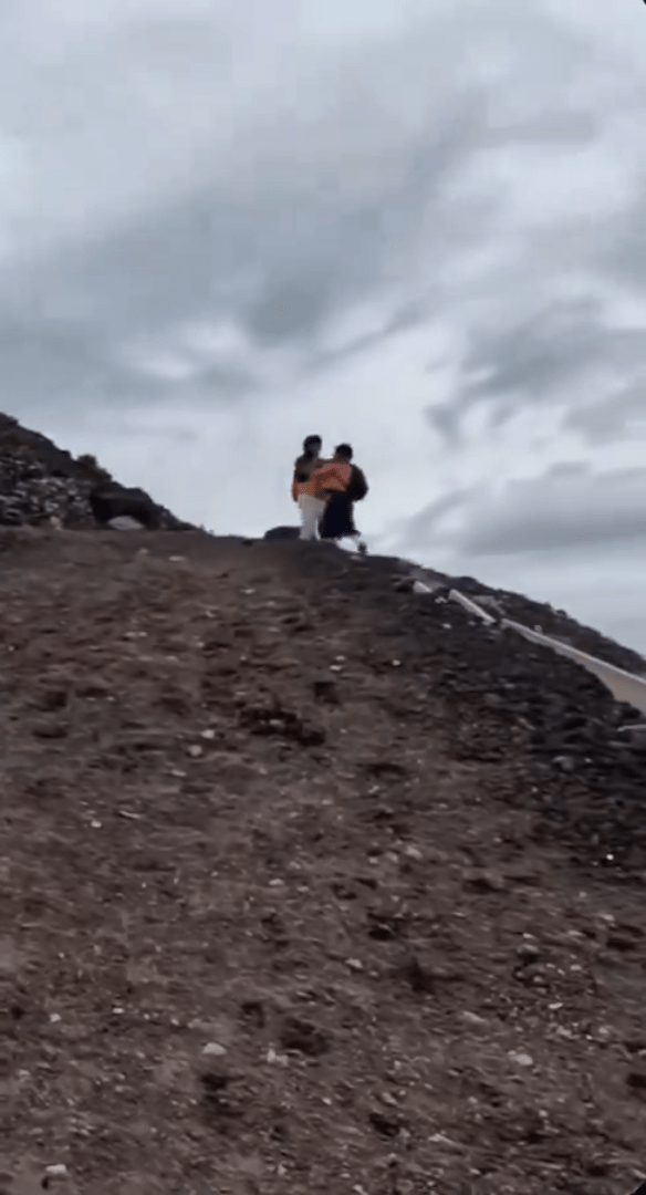 有登山客拍摄到一对夫妻在打架。（X@FQpRgiLK7l5403）