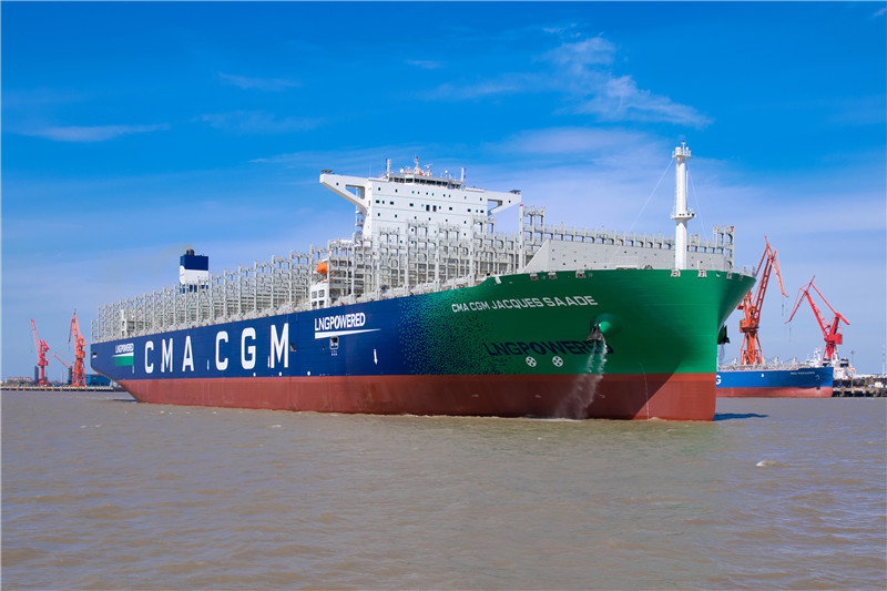 全球首艘23000TEU雙燃料動力貨櫃船在滬交付。滬東中華