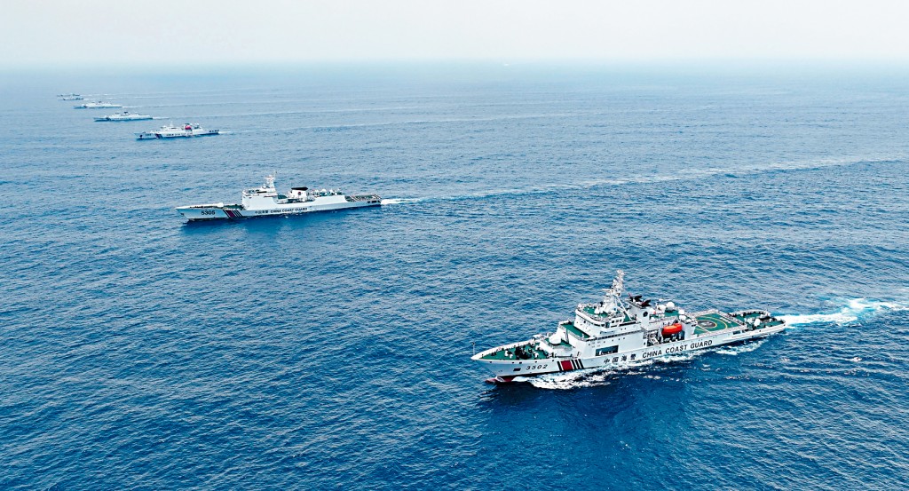 中國海警在南海黃岩島海域進行艦艇編隊訓練。