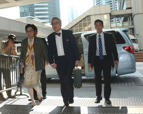 曾荫权挽著太太的手步入法院。