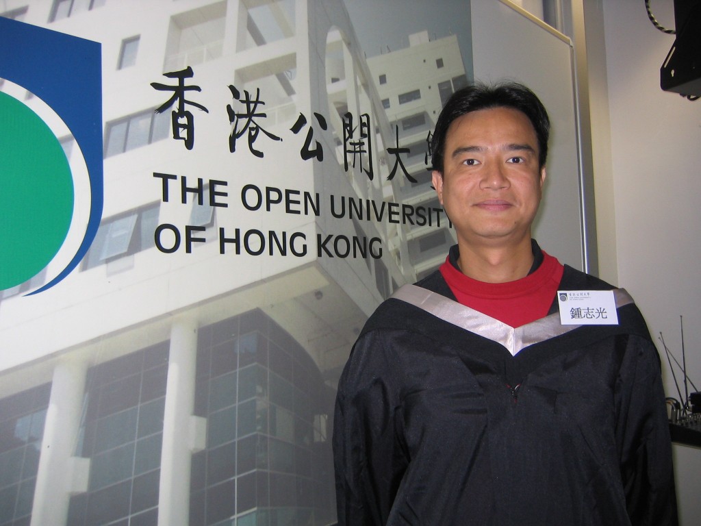 鍾志光大學就讀葛量洪教育學院，其後在公開大學進修，近年亦分別考獲香港大學中國語言及文學碩士，以為香港中文大學哲學文學碩士，是學歷最高的綠葉。
