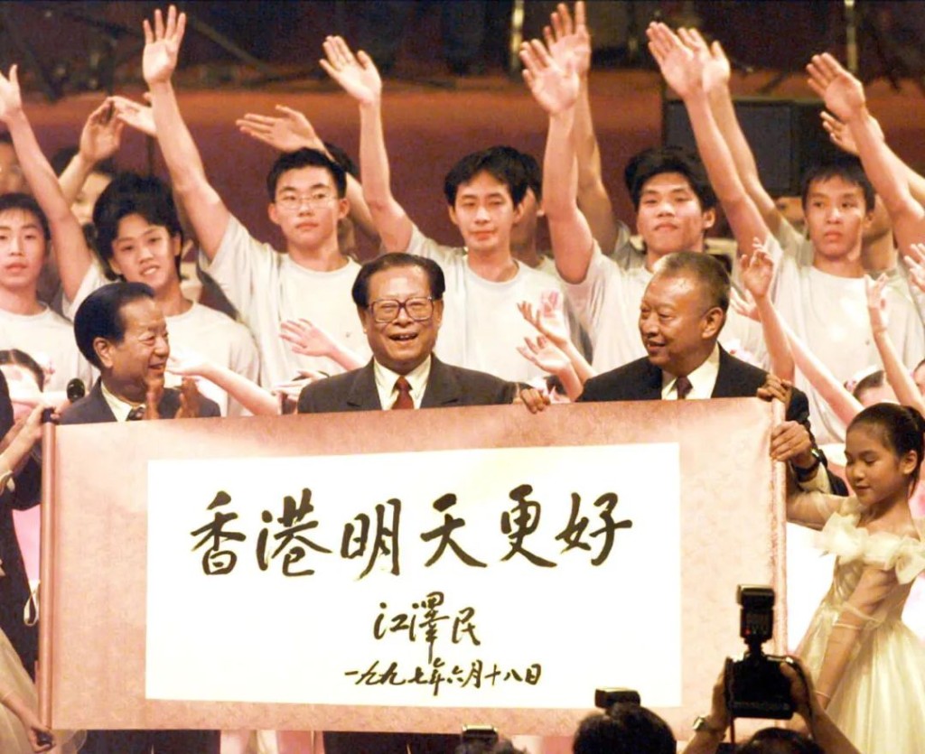 1997年7月1日江澤民親手題寫“香港明天更好”書法捲軸。新華社