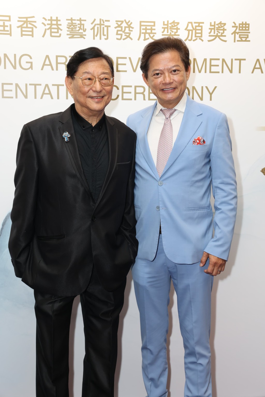 著名男高音歌唱家莫华伦、资深电影人吴思远同获「杰出艺术贡献奖」。