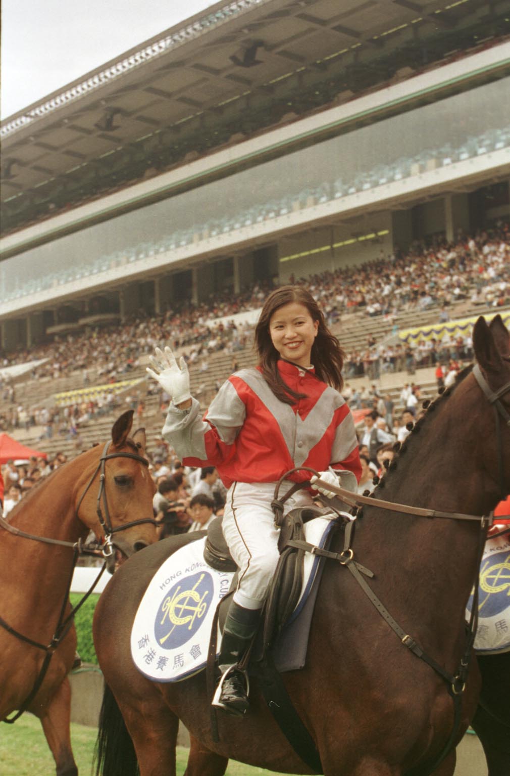 锺丽芳是首位在港胜出头马的女将。