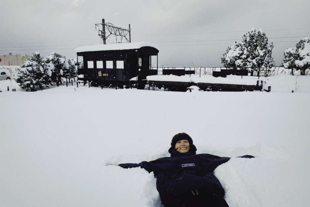 住在奧入瀨溪流附近民宿的阿談,難得見到咁大雪都變成大細路瞓喺雪度玩。
