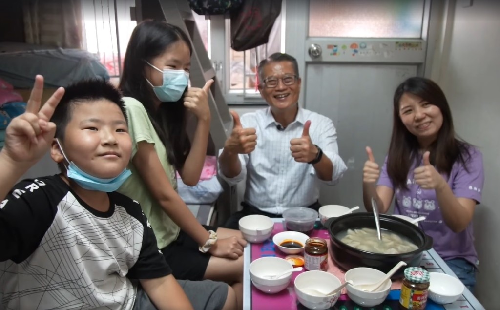 除了財政司司長陳茂波有頻頻落區之外，其他在國慶日和之後落區的官員，有幾多人有真正投放時間走入社群？