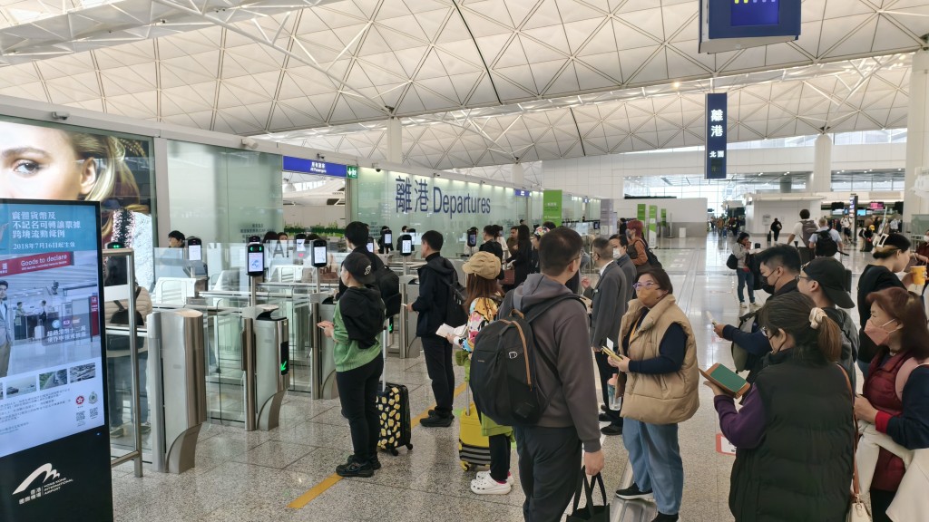 當局將繼續密切監察情況，並敦促航空公司在調整燃油附加費時，盡可能提供合理的通知期。