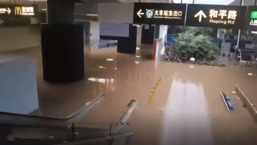 羅湖關口岸對出，深圳火車站負一櫻，水浸情況嚴重，扶手電梯都被淹了。