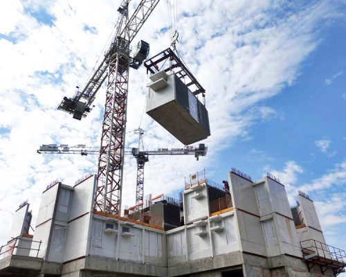 工程人員示範把一個預製組件吊起，嵌入已設定的位置，全程只需約15分鐘。