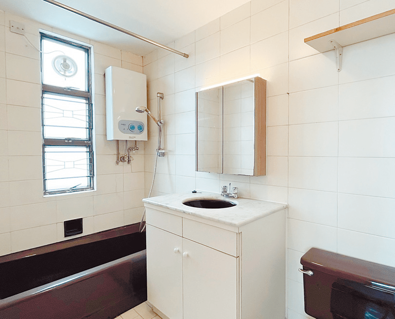 浴室墙身以瓷砖铺设，方便打理。