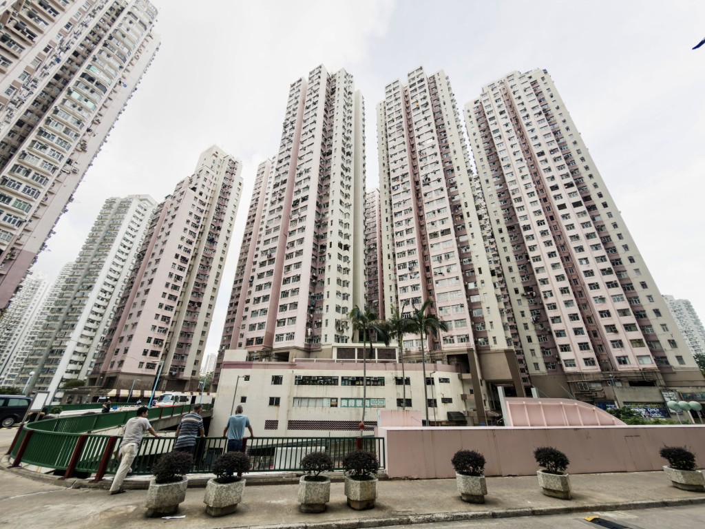 荃湾中心1座广州楼高层A室估价由稳转跌,面积377方呎,跌幅度达1.96%,为指标屋苑中最大。 荃湾中心1座广州楼高层A室估价由稳转跌,面积377方呎,跌幅度达1.96%,为指标屋苑中最大。