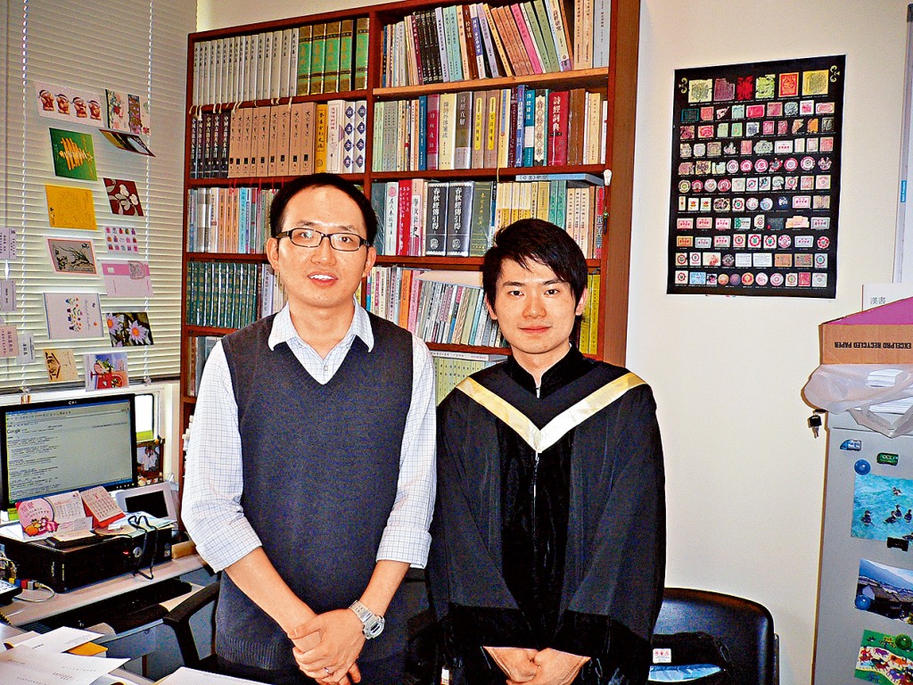 2009年,伍亭因(右)本科畢業時跟啟蒙老師潘銘基教授(左)留影。