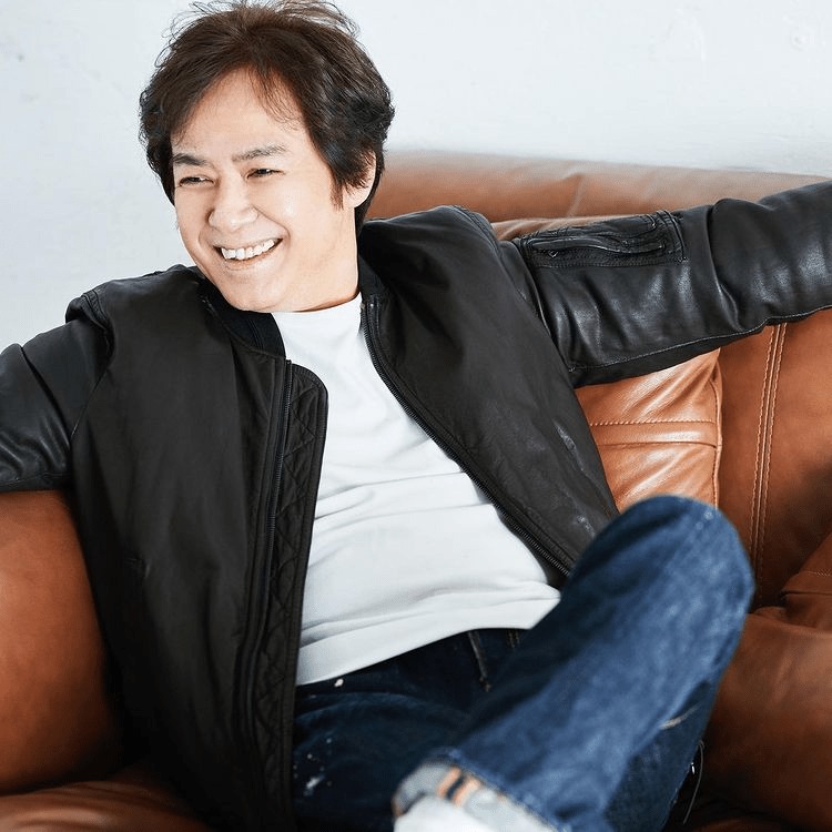 植草克秀回應傳媒時口窒窒，但否認背妻出軌。