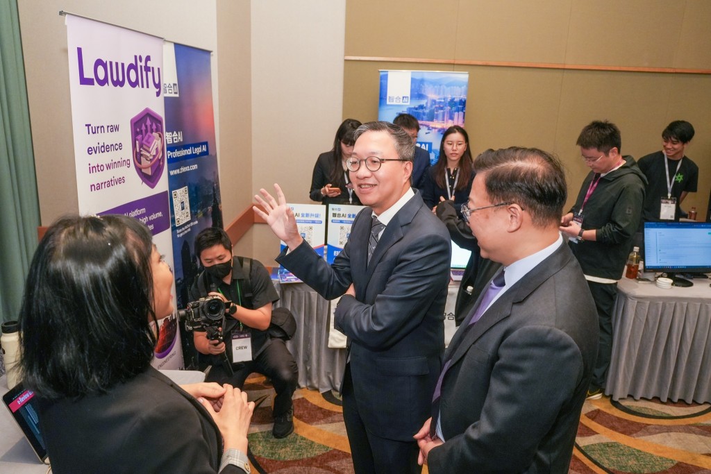 律政司司長林定國與律政司副司長張國鈞在法律科技節2025會場內聽取參展商介紹。林定國Facebook圖片 律政司司長林定國與律政司副司長張國鈞在法律科技節2025會場內聽取參展商介紹。林定國Facebook圖片