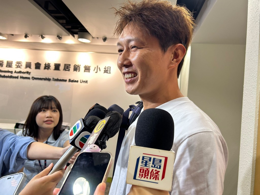 吳先生成功揀中目標單位後,表示心情興奮。 吳先生成功揀中目標單位後,表示心情興奮。