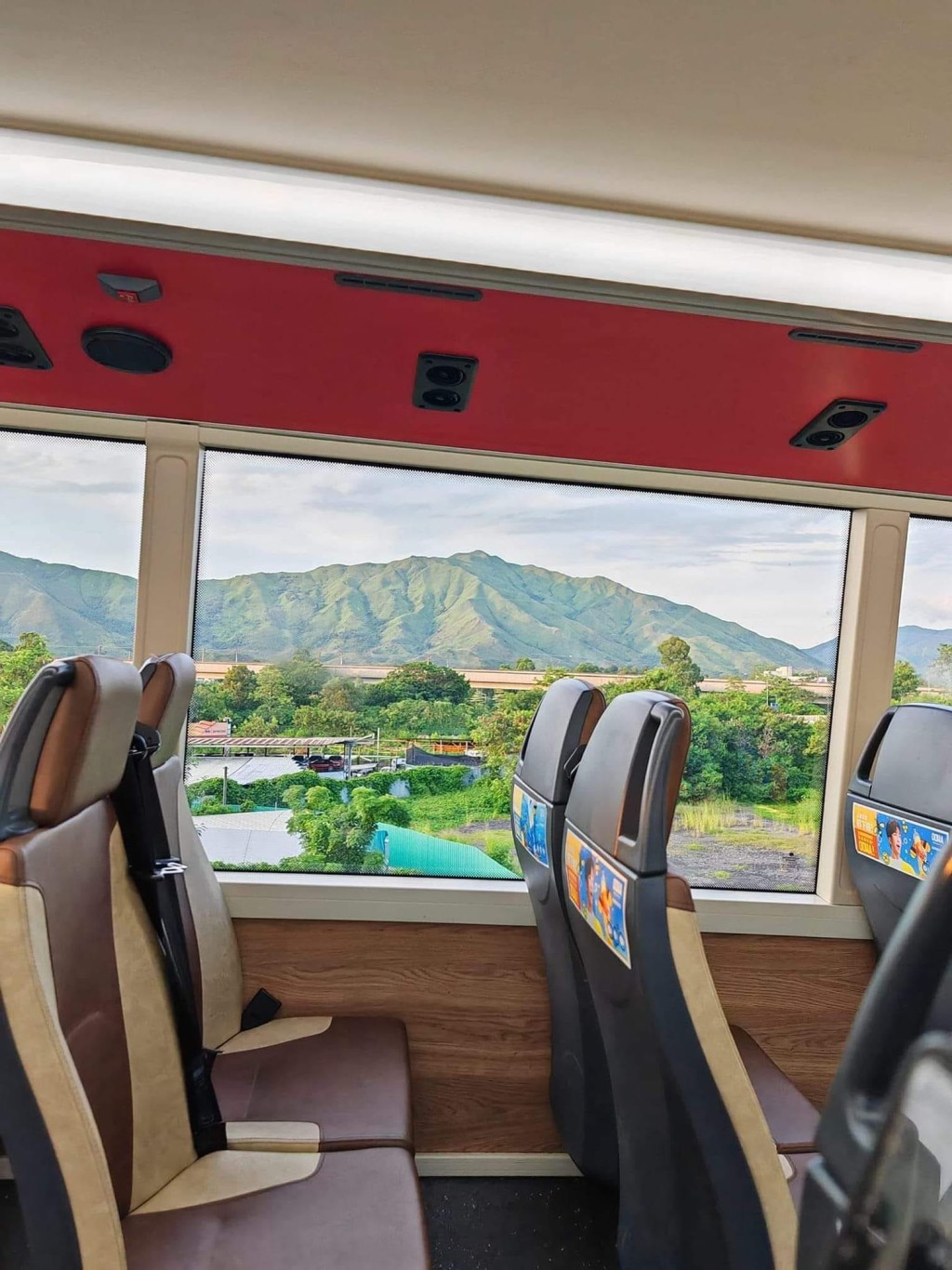 網上近日流傳著一幀巴士上拍攝的八鄉雞公嶺相片，車窗外風光美如油畫，驚艷網民。網上截圖