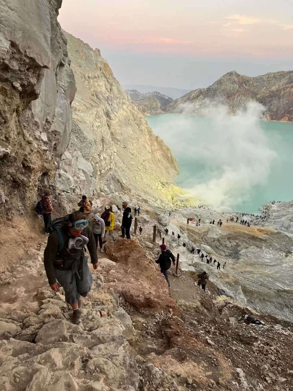 印尼「伊真火山」吸引全球各地遊客。小紅書