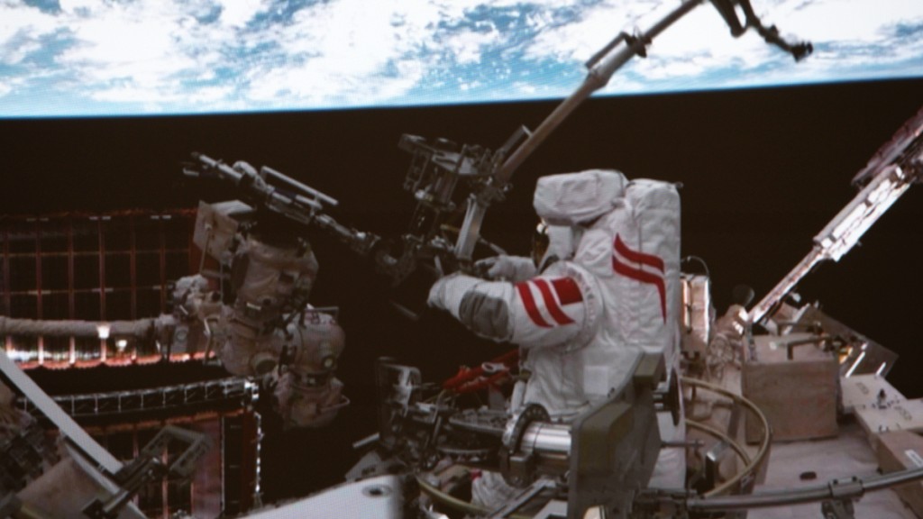 神舟二十一號乘組航天員張陸在艙外工作。新華社