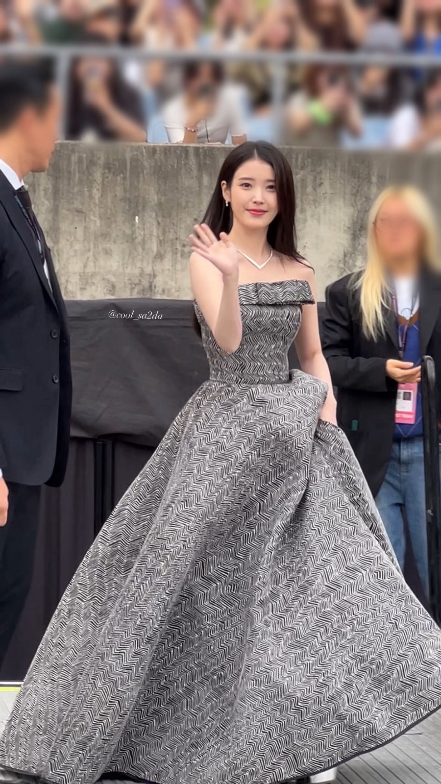 穿着黑白圖案晚裝的IU,如仙女下凡般現身高雄世運主場館。(微博圖片) 穿着黑白圖案晚裝的IU,如仙女下凡般現身高雄世運主場館。(微博圖片)