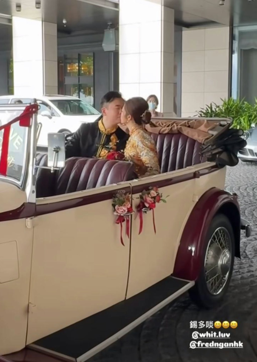最近,梁嘉琬在IG Story中晒出當日結婚片段,可見一對新人先是跟足傳統儀式接新娘。 最近,梁嘉琬在IG Story中晒出當日結婚片段,可見一對新人先是跟足傳統儀式接新娘。