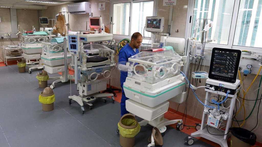醫院在缺乏燃料和電力下，努力維持早產嬰兒保溫箱運作。 路透社