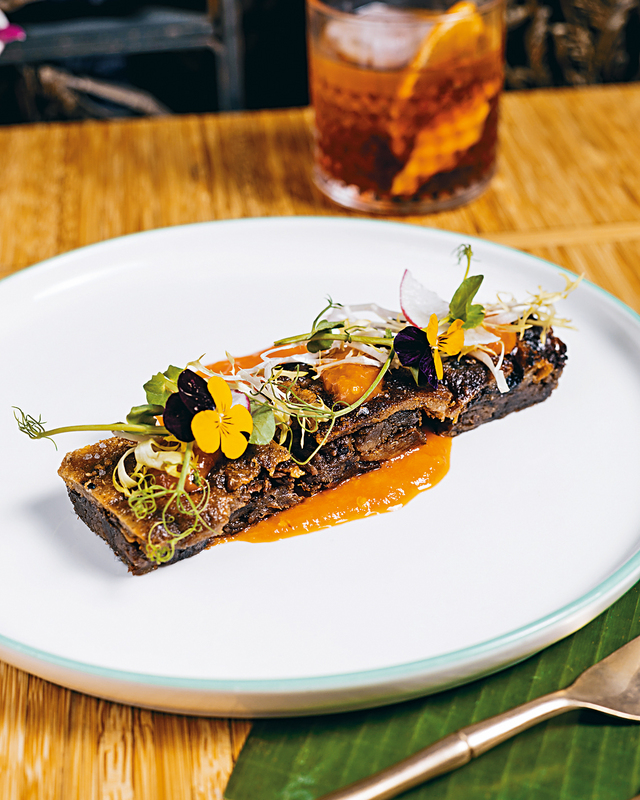 峇里香脆鴨腿肉 
烹調工序繁複的頭盤，經低溫慢燉三小時，冷藏後即點即炸，伴鮮製芒果酸辣醬。