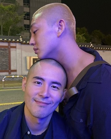 劉亞仁以往亦曾晒與一名男子的親密合照。