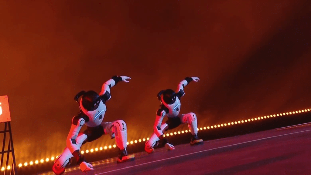 靈犀 X2 接連完成後空翻、踢腿等高難度動作。