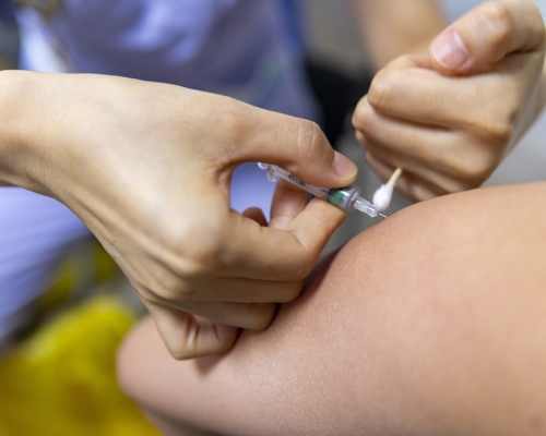 中國疫苗行業協會會長表示國內新冠疫苗製造能力已佔全球新冠疫苗產能約一半。AP圖片