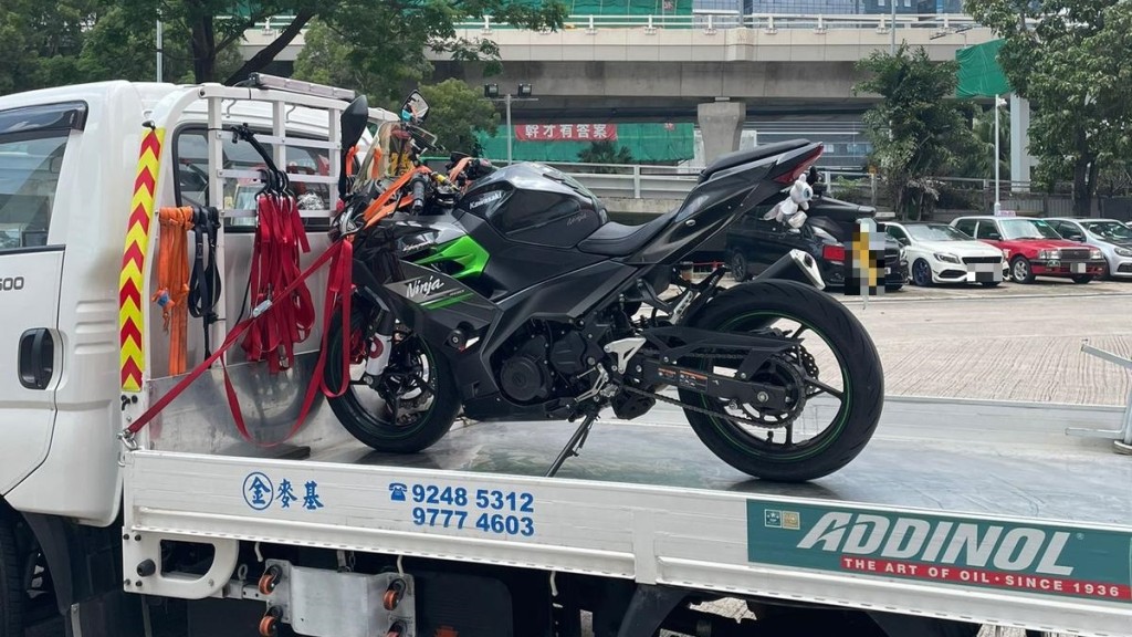 25歲女鐵騎危駕被捕  涉車聚影相時做危險動作 警網絡巡邏揭發