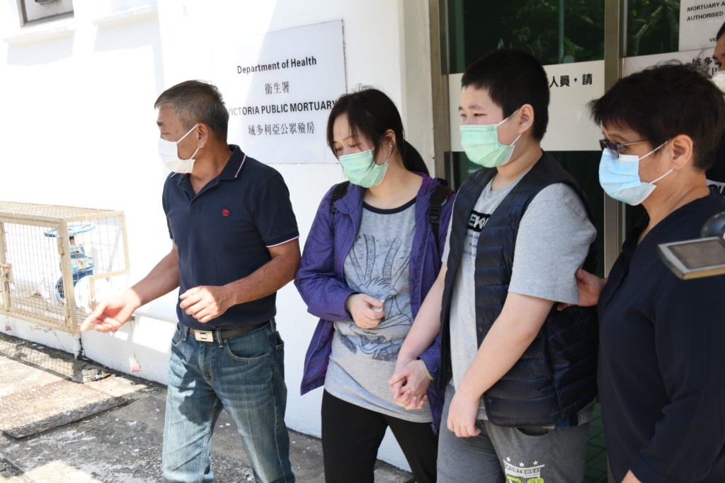 今早死者的姐夫、妻子、長子及工業傷亡權益會梁小姐到殮房認屍。 楊偉亨攝