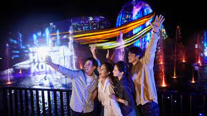 樂園相信一系列夜間文化和音樂活動、節日慶典、燈光匯演、市集等活動，會帶旺市道。（海洋公園）