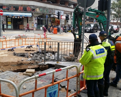 食水夾雜沙石衝出馬路，警方封閉一段渣華道行車線。
